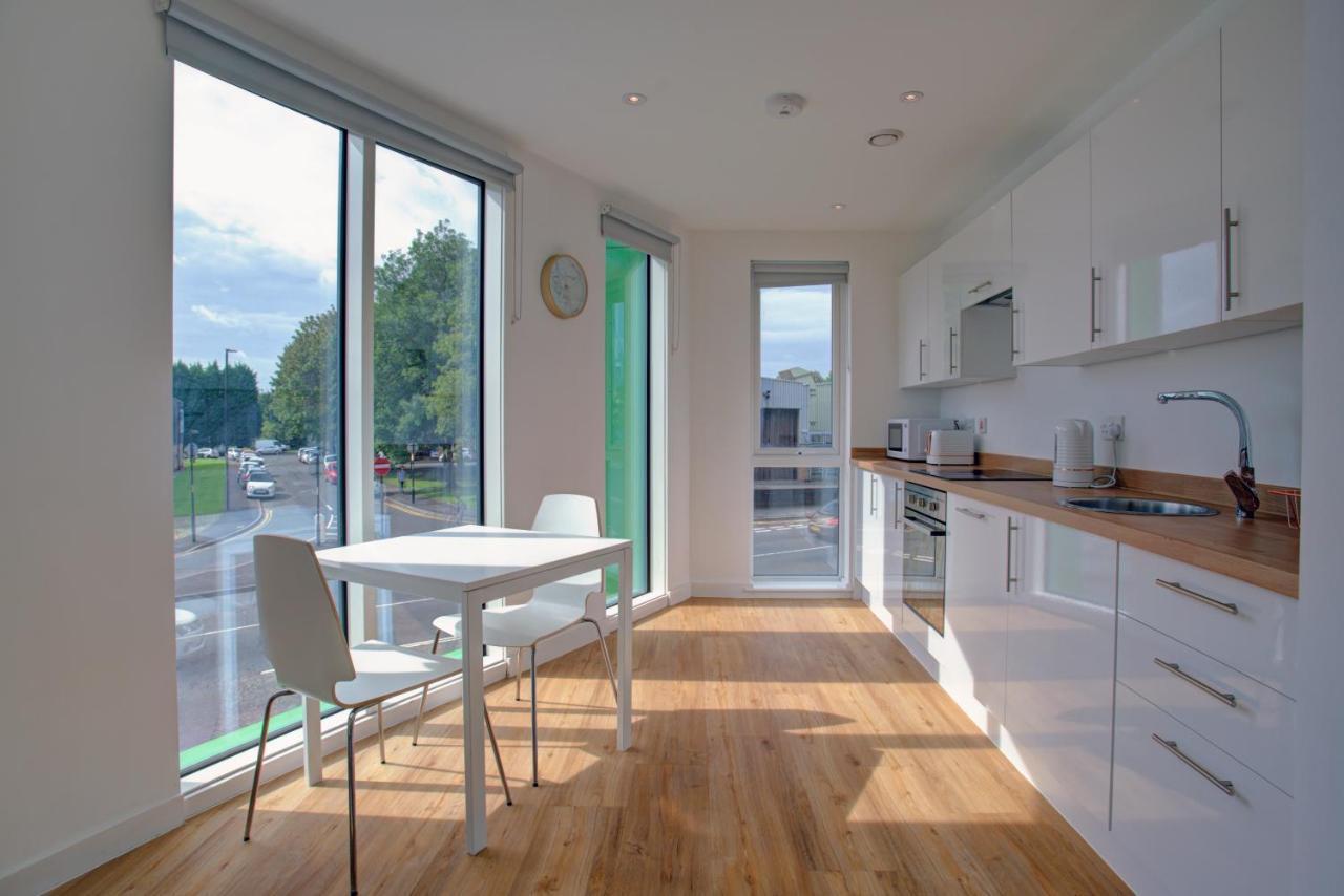 Lovely 2-Bed Apartment In Manchester With Parking Екстериор снимка